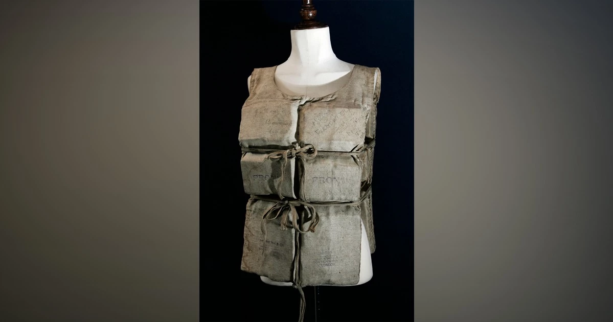 টাইটানিক থেকে বেঁচে ফেরা যাত্রীর লাইফ জ্যাকেট নিলামে বিক্রি