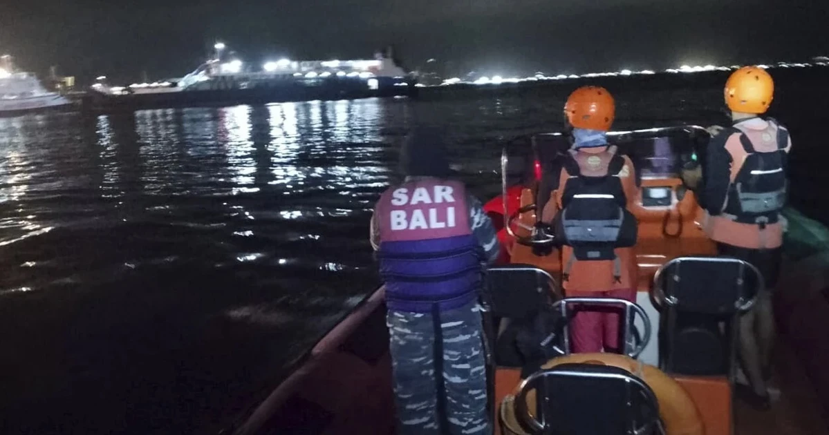 ইন্দোনেশিয়ায় বালির কাছে ফেরিডুবি, নিহত ৪, বহু নিখোঁজ