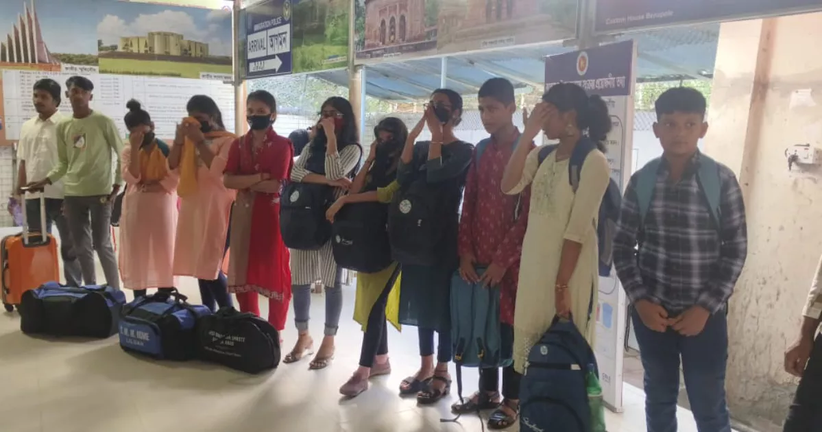 ভারতে দুই বছর কারাভোগ শেষে দেশে ফিরল পাচার হওয়া ১৭ কিশোর-কিশোরী