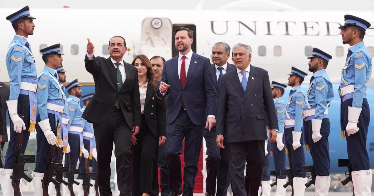 শান্তি আলোচনার উদ্দেশ্যে পাকিস্তানে পৌঁছেছেন জেডি ভ্যান্স