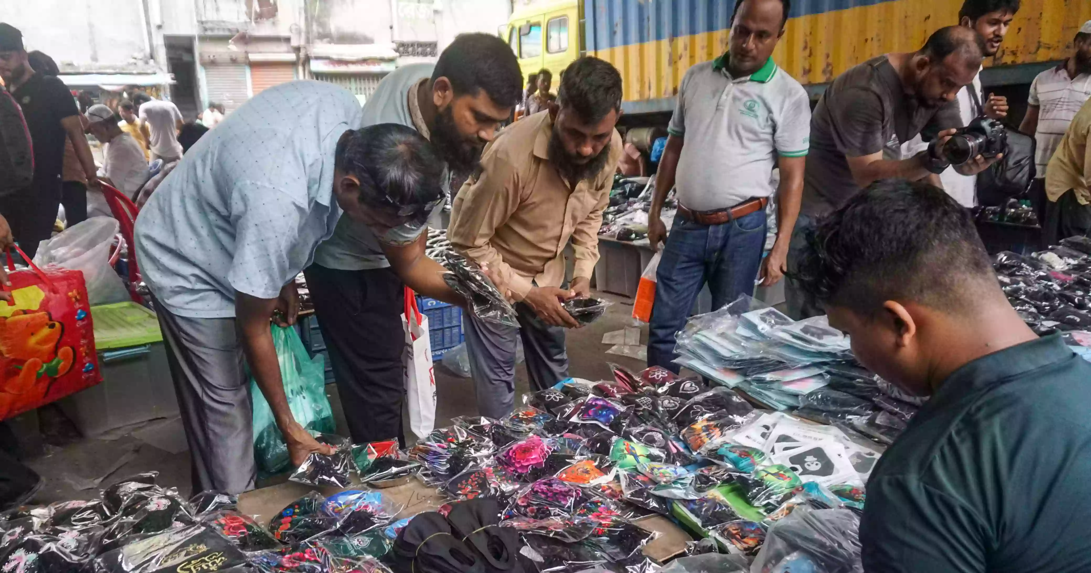 ছড়াচ্ছে করোনা, বাড়ছে মাস্কের দাম