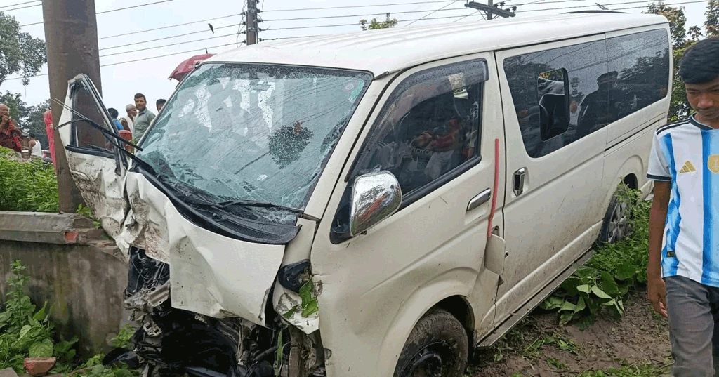 নীলফামারীতে বিয়ে শেষে ফেরার পথে মাইক্রোবাস খাদে, নিহত ২
