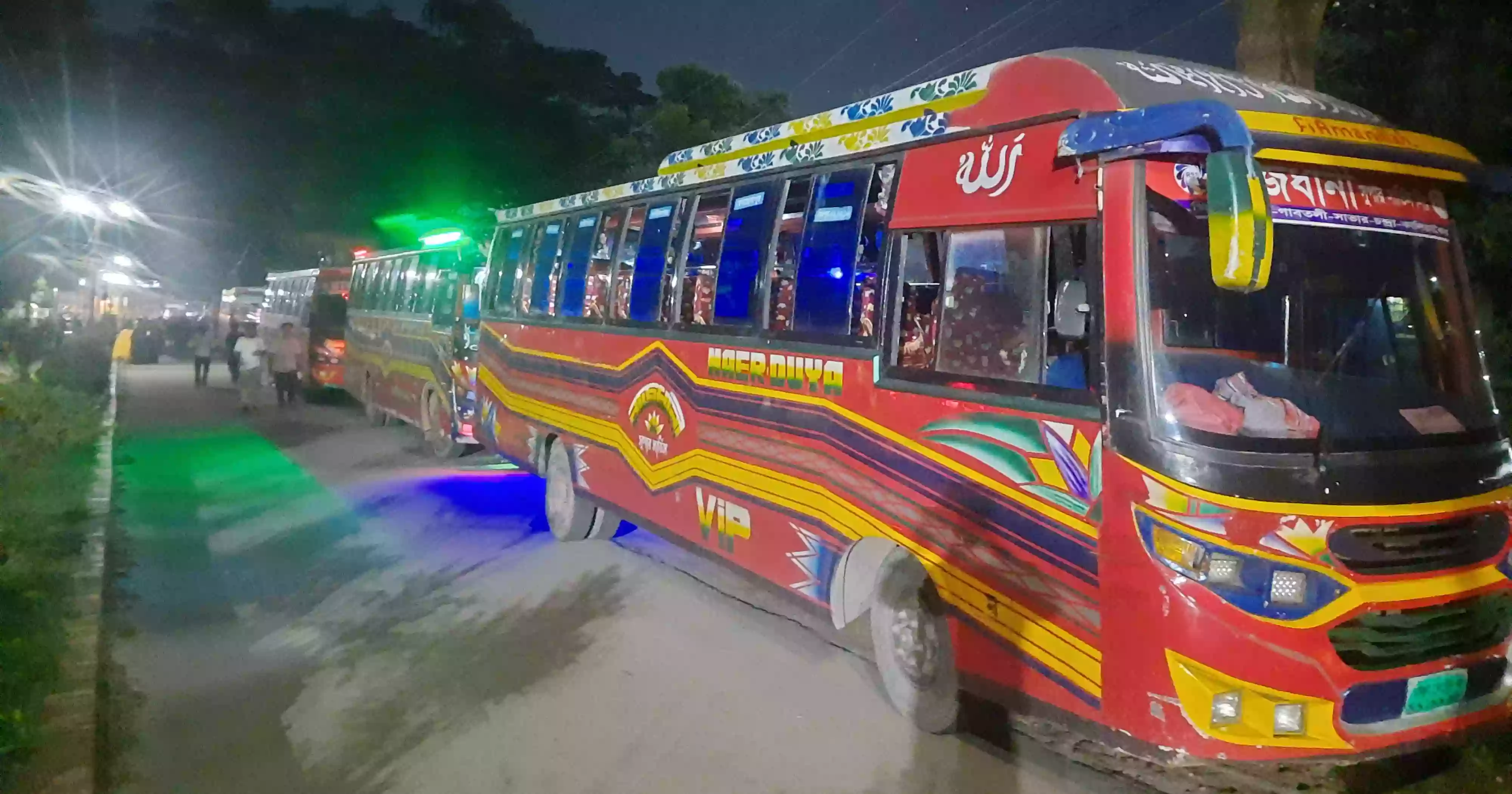 নারী শিক্ষার্থীকে ধাক্কা, জাবিতে রাজধানী পরিবহনের ২৫ বাস আটক