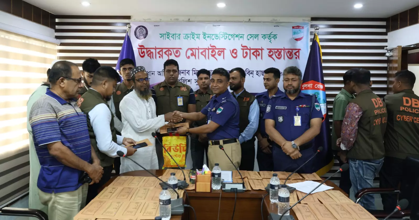 ঝিনাইদহে উদ্ধার ১০৬ মোবাইল ও ৬৭ হাজার টাকা ফেরত দিল পুলিশ