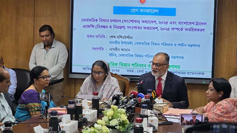 বিমানের টিকিট বিক্রিতে প্রতারণা বন্ধে কঠোর হচ্ছে সরকার