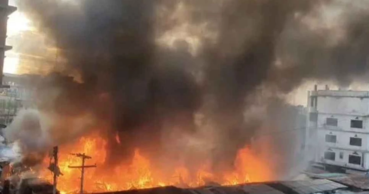 গাজীপুরের কাঁচাবাজারে ভয়াবহ আগুন, ব্যাপক ক্ষয়ক্ষতির আশঙ্কা