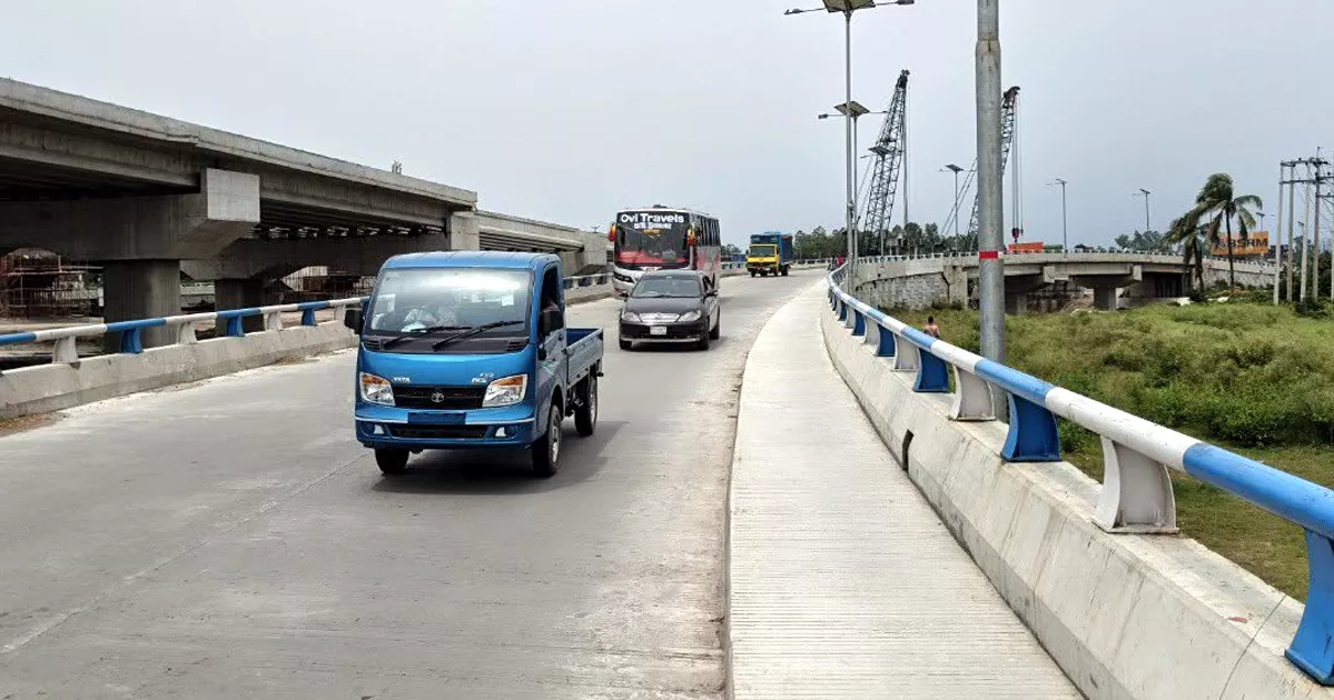 সিরাজগঞ্জে উত্তরবঙ্গমুখী মহাসড়কে যানবাহনের চাপ বাড়লেও যানজট নেই