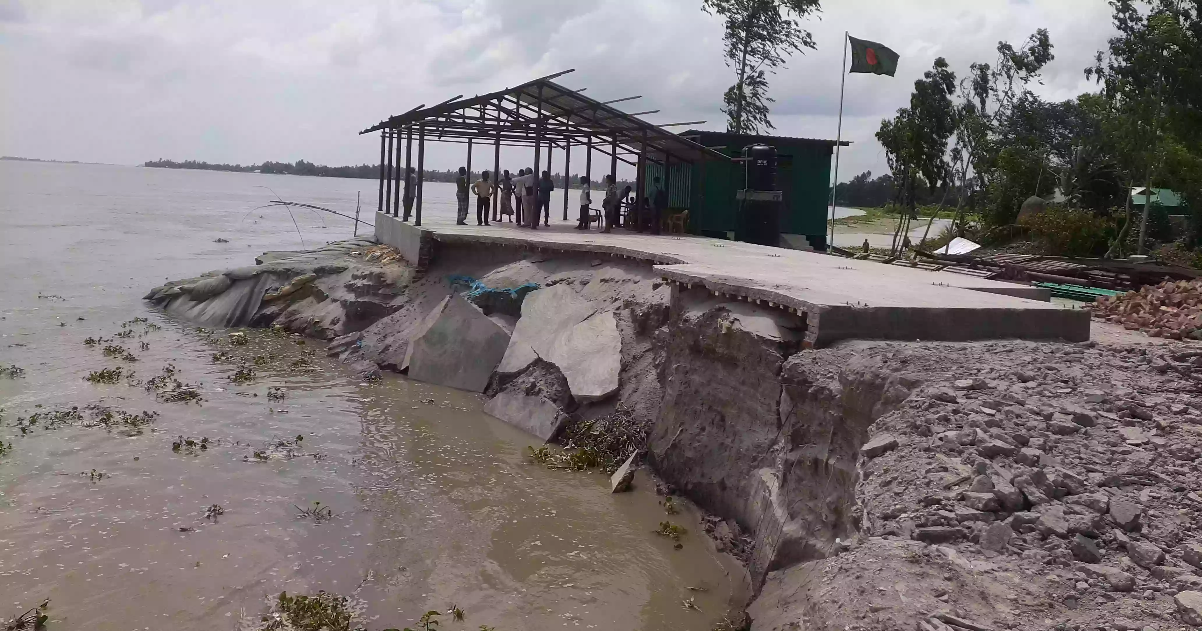 সুন্দরগঞ্জে তিস্তার পেটে ২৫০ ঘরবাড়ি; খোলা আকাশের নিচে কাটছে জীবন