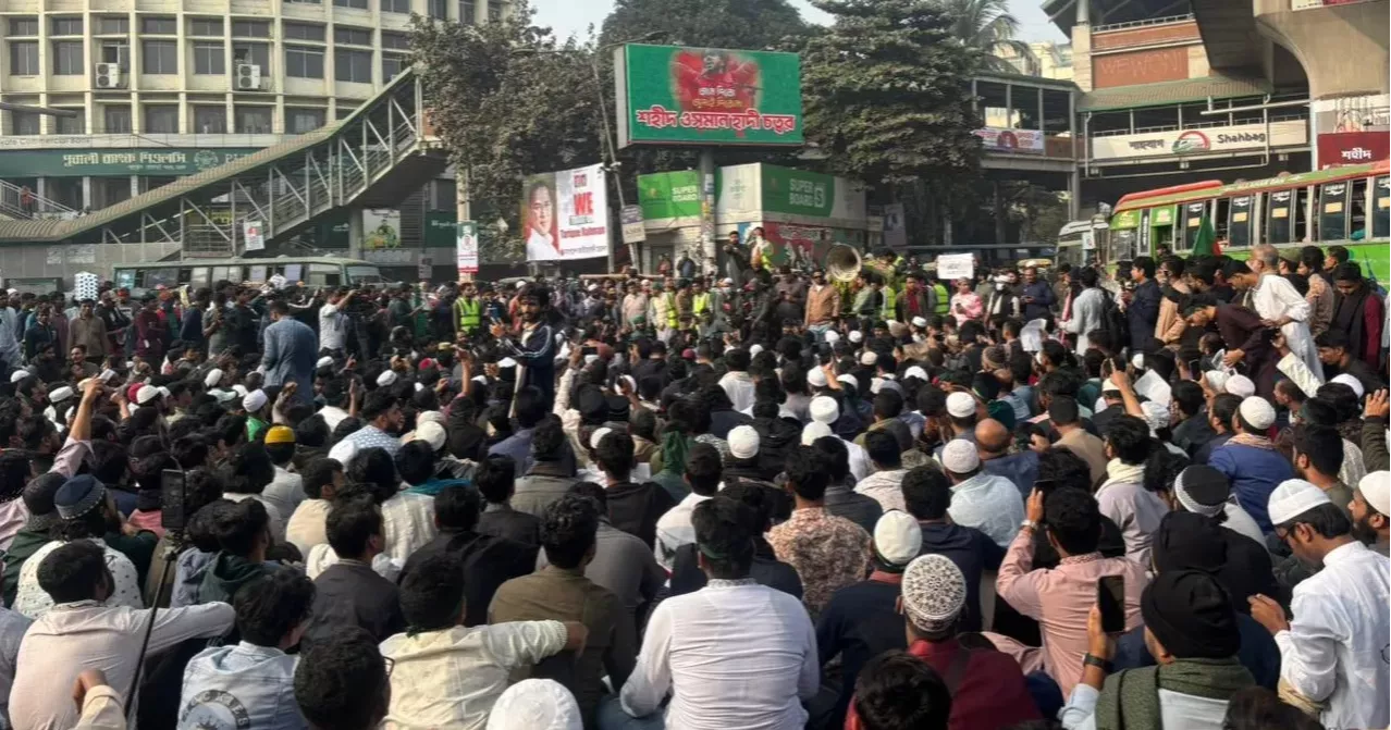 হাদি হত্যার বিচার দাবিতে ইনকিলাব মঞ্চের শাহবাগ মোড় অবরোধ