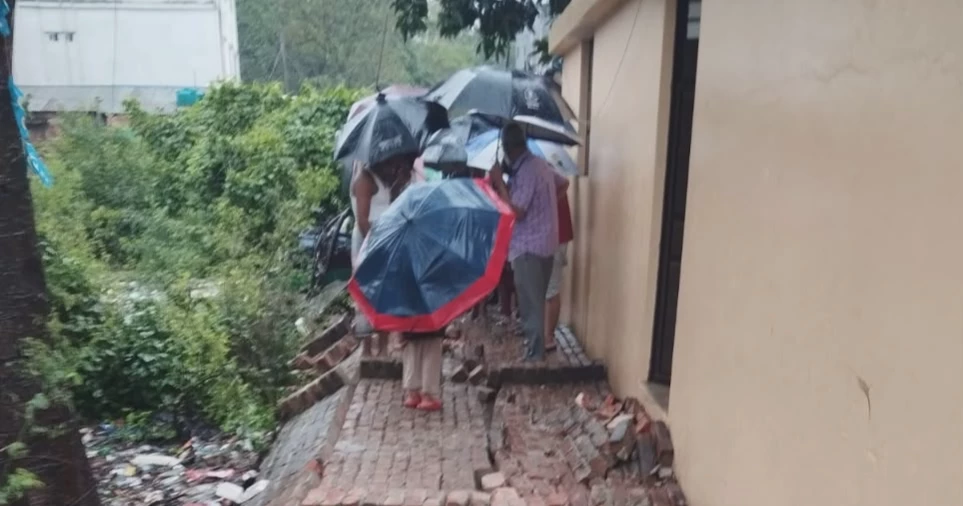 চট্টগ্রামে অতিবৃষ্টিতে দেওয়াল ধসে প্রাণ গেল নারীর