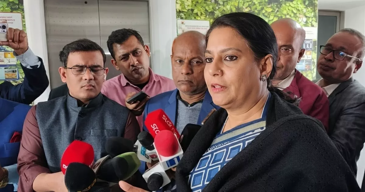 মার্কিন অভিবাসী ভিসা ইস্যুতে কৌশল ঠিক করবে সরকার: তথ্য উপদেষ্টা