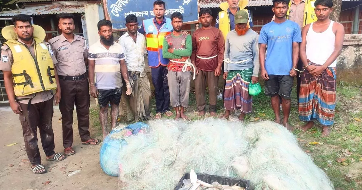 পদ্মায় নৌ পুলিশের অভিযান, মা ইলিশ ও কারেন্ট জালসহ আটক ৭