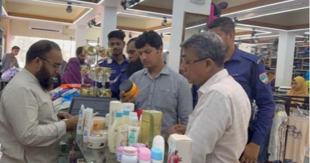 মাগুরায় দেশি পোশাকে ‘পাকিস্তানি’ ট্যাগ লাগিয়ে বিক্রি, জরিমানা