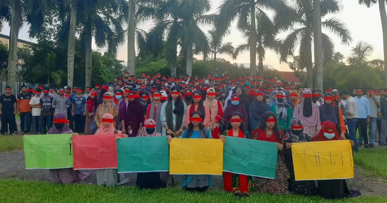 ক্যাম্পাসে বহিরাগতদের হামলার প্রতিবাদে চোখে লাল কাপড় বেঁধে বাকৃবি শিক্ষার্থীদের মৌন মিছিল