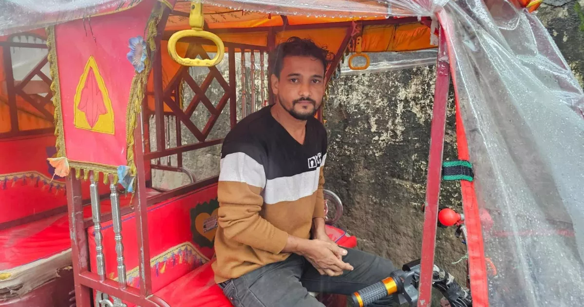 ‘অন্যের টাকায় বাঁচতে চাই না,’ বাবার কথায় যা করলেন অটোরিকশাচালক