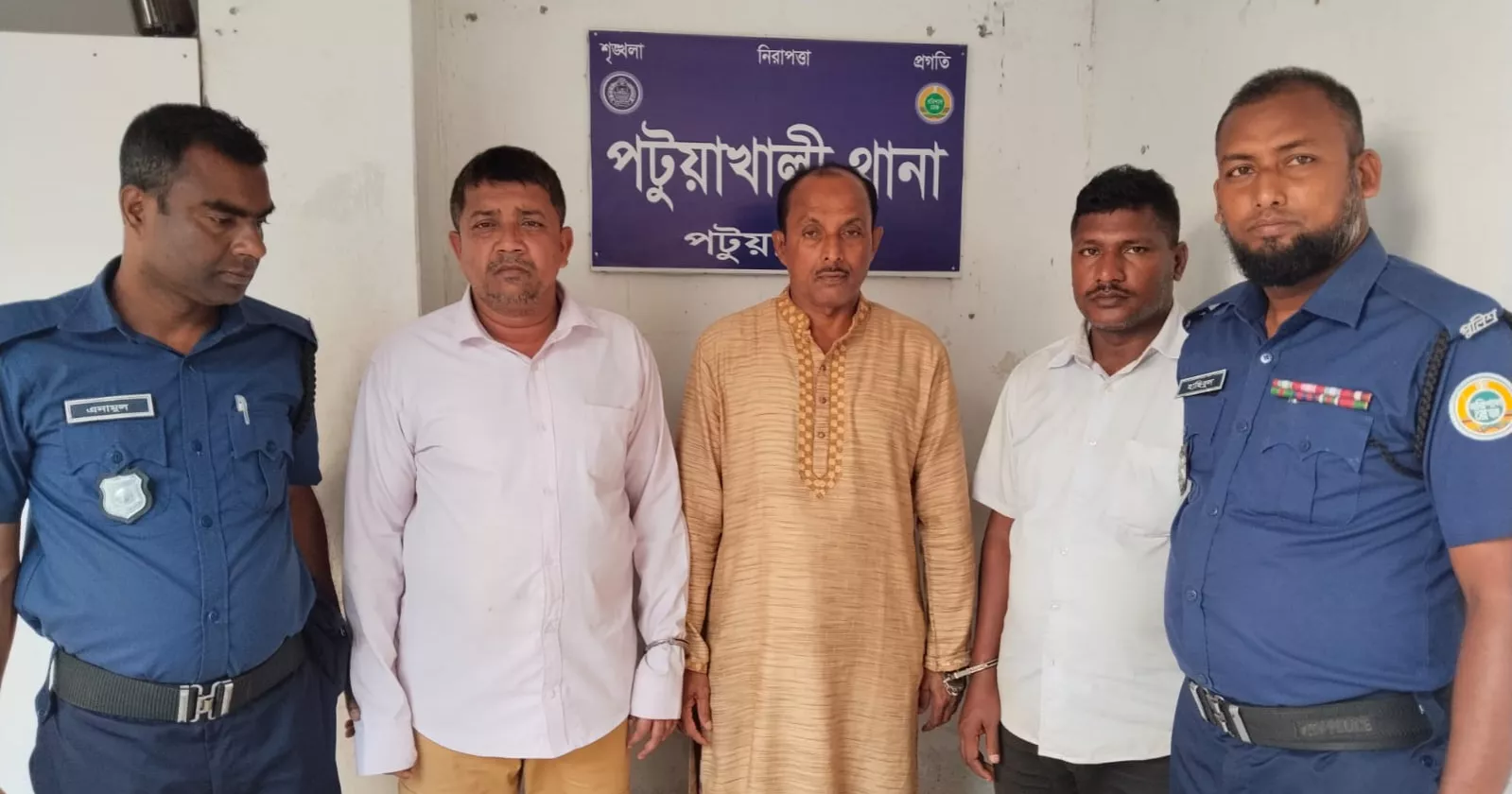 পটুয়াখালীতে হানি ট্র্যাপে ব্ল্যাকমেইল, আটক ৩