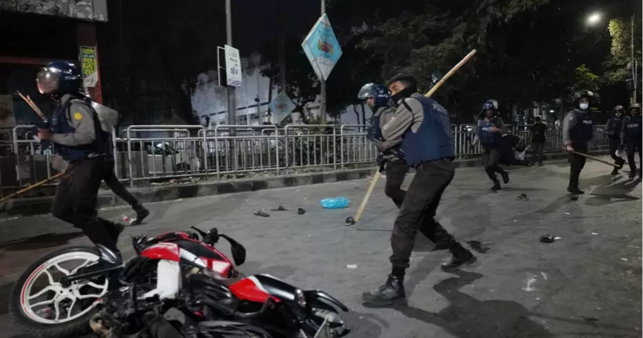 শাহবাগে পুলিশ-ইনকিলাব মঞ্চের ফের সংঘর্ষ