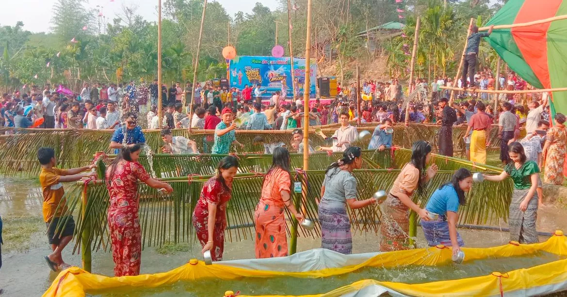 লামায় কেন্দ্রীয় জলকেলি উৎসবে মাতলেন হাজারো মারমা