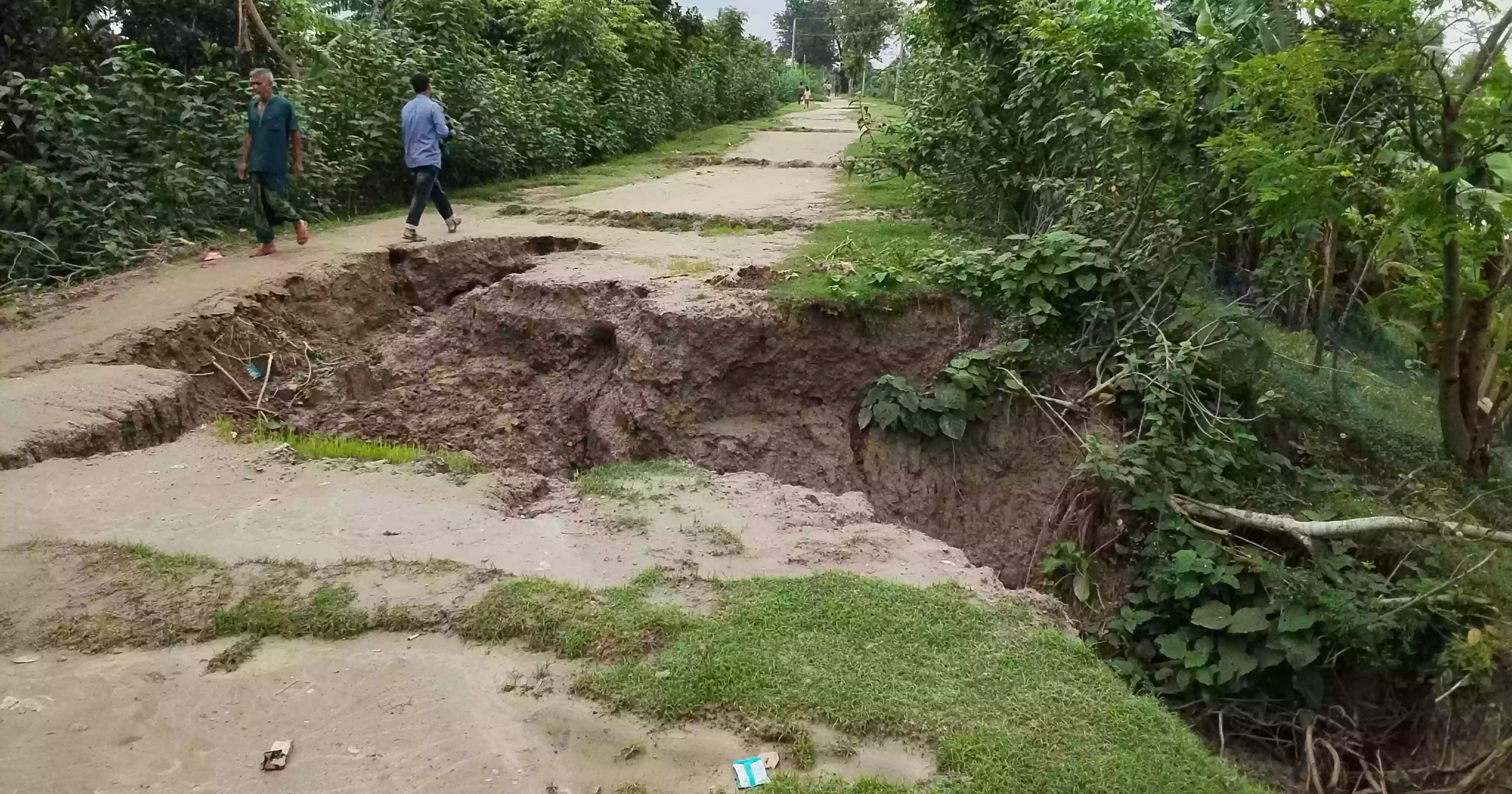 তিস্তার তীররক্ষা বাঁধের শতাধিক স্থানে ধস, আতঙ্কে গাইবান্ধার লক্ষাধিক মানুষ