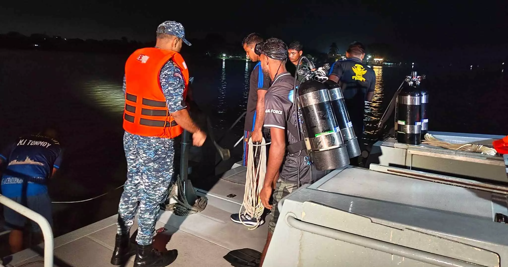 খুলনায় মাঝনদী‌তে ফেরির সঙ্গে সংঘর্ষে যাত্রীবাহী ট্রলারডুবি