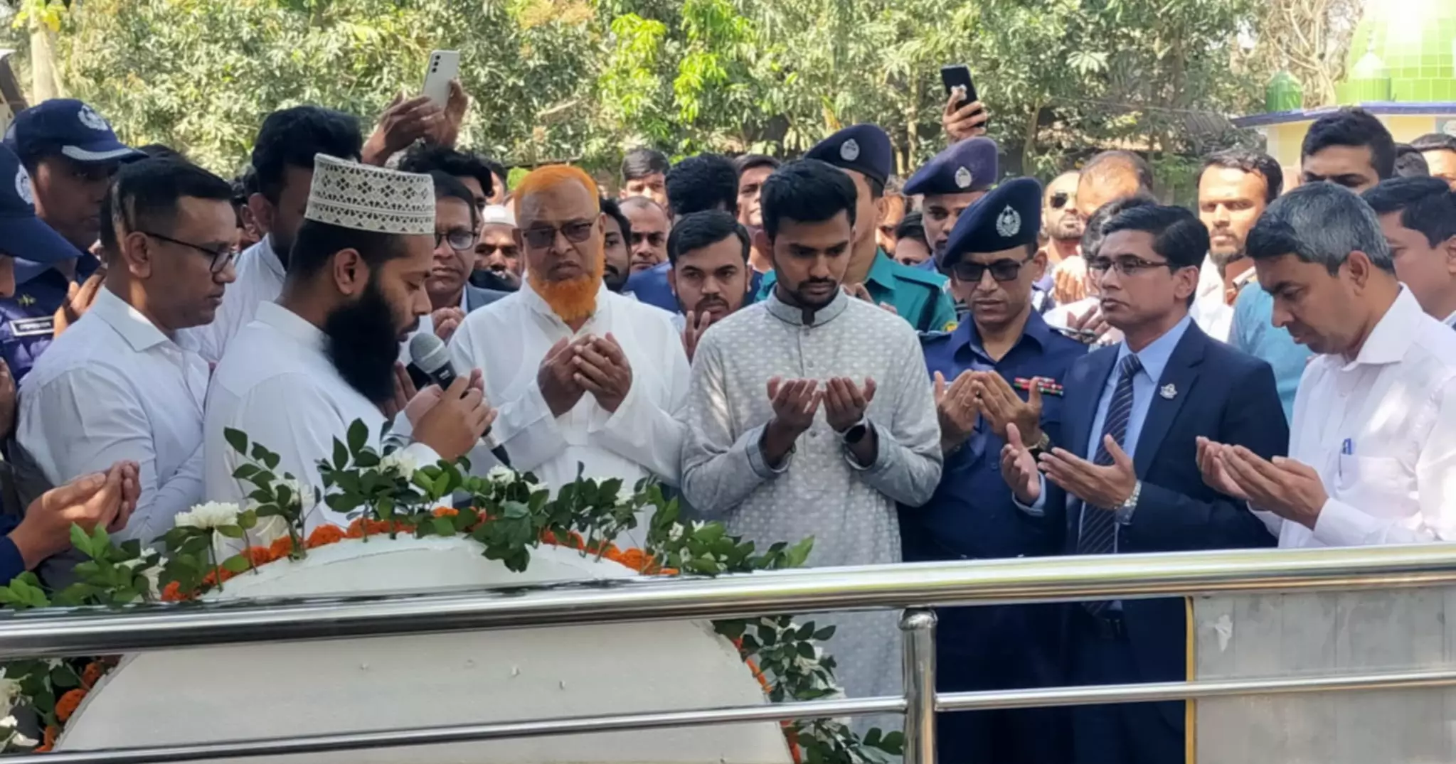 শহীদ আবরার ফাহাদ মসজিদের সম্প্রসারণ কাজের উদ্বোধন করলেন আসিফ