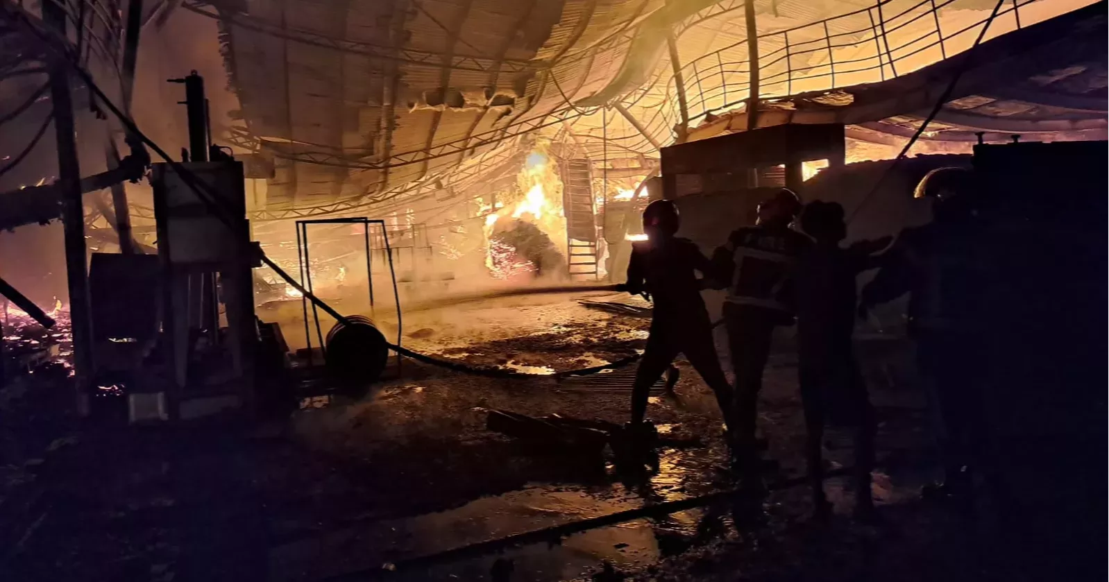 নোয়াখালীতে অগ্নিকাণ্ডে ৩০টি ব্যবসায়ী প্রতিষ্ঠান ক্ষতিগ্রস্ত