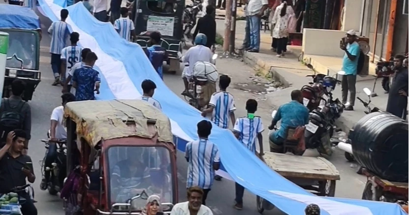 চুয়াডাঙ্গায় ২ হাজার ফুট আর্জেন্টিনা পতাকা নিয়ে সমর্থকদের শোভাযাত্রা