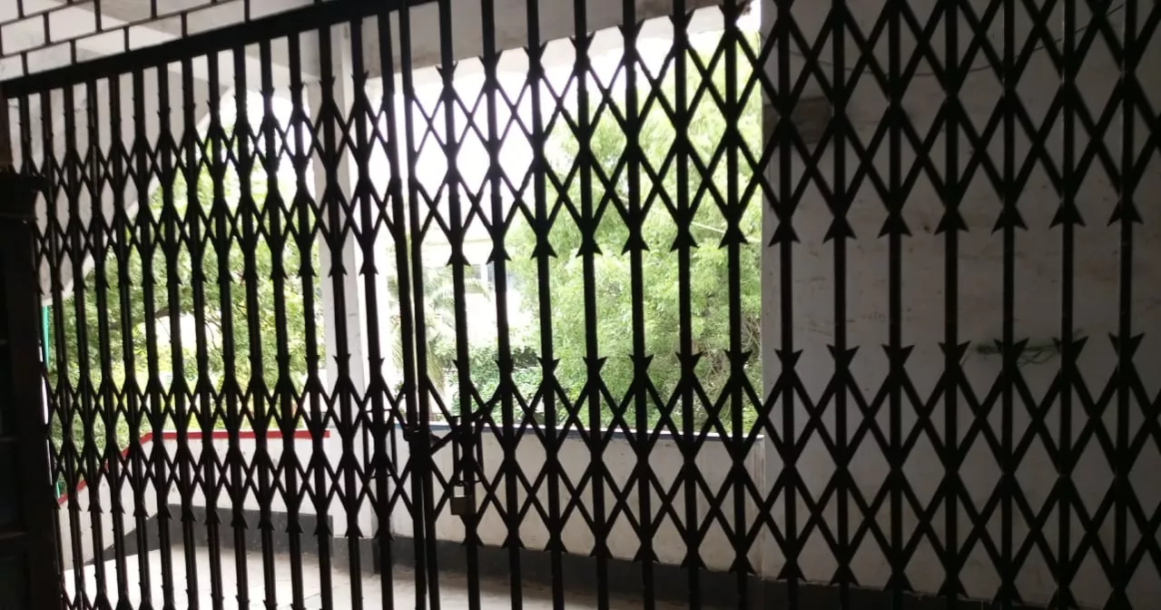 জবি শিক্ষার্থীকে মারধর ও পুলিশে সোপর্দ, প্রতিবাদে বিভাগের গেটে তালা