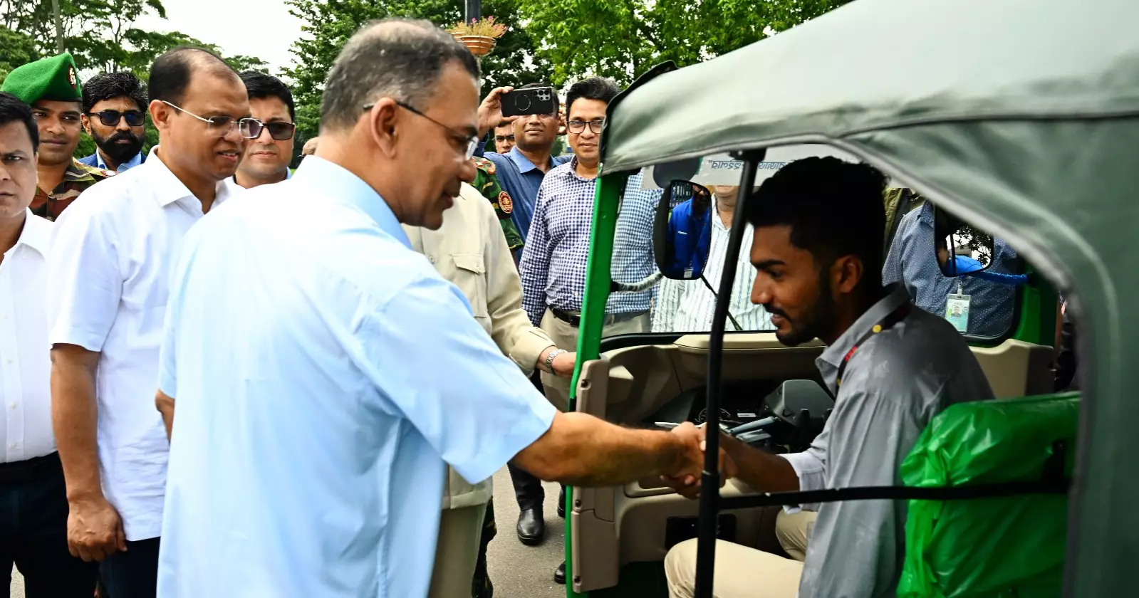 জুলাই যোদ্ধাদের অটোরিকশা ও রিকশা উপহার দিলেন প্রধানমন্ত্রী