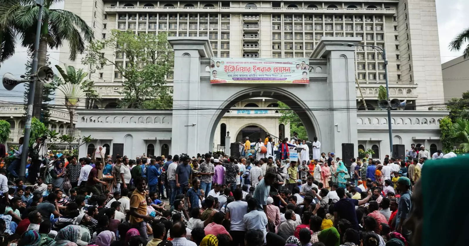 ইশরাক সমর্থকদের বিক্ষোভ অব্যাহত, বঙ্গবাজার-গুলিস্তান সড়কে যান চলাচল বন্ধ