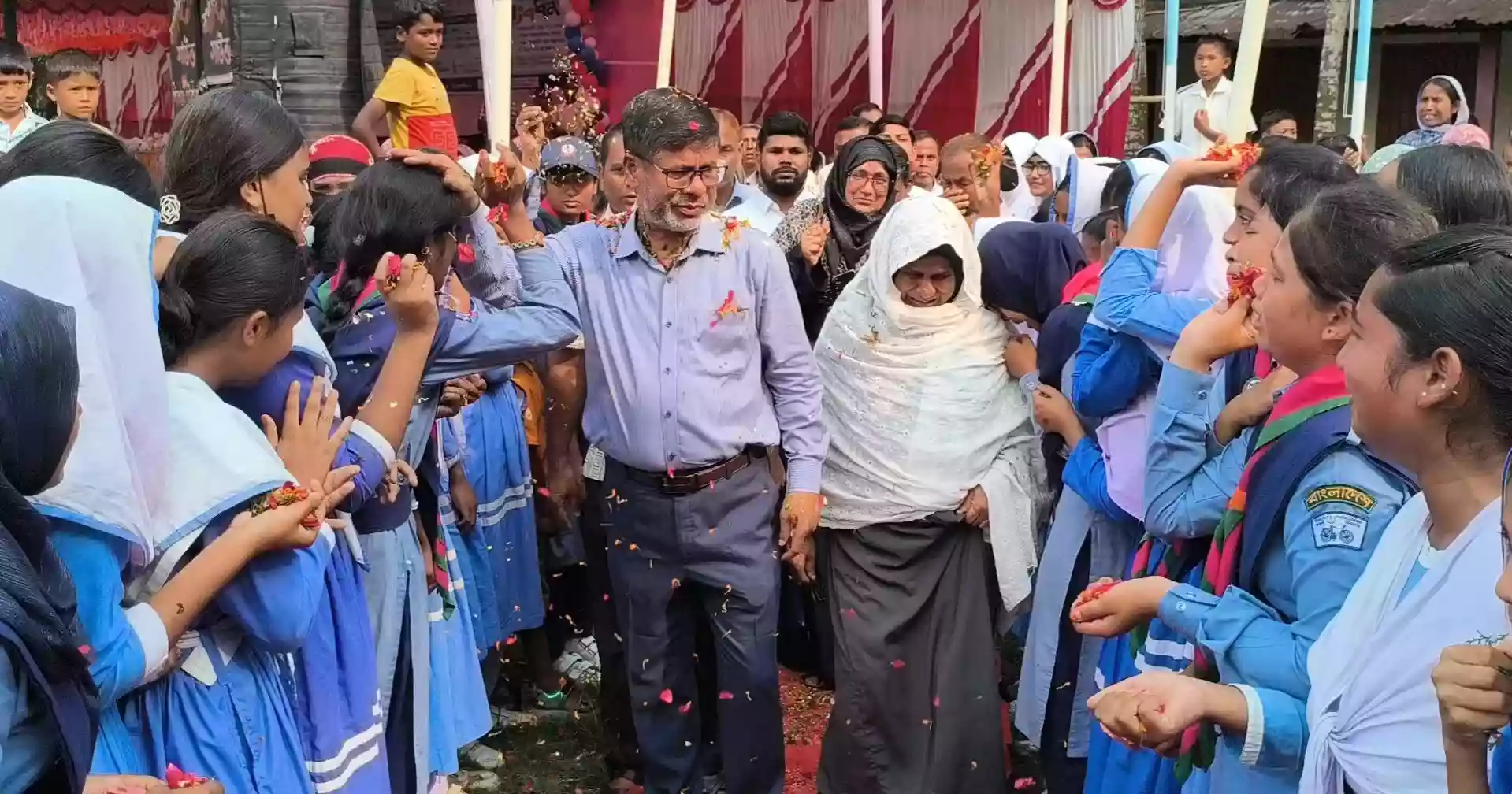 এক শিক্ষকের বিদায়ে কাঁদল পুরো বিদ্যালয়