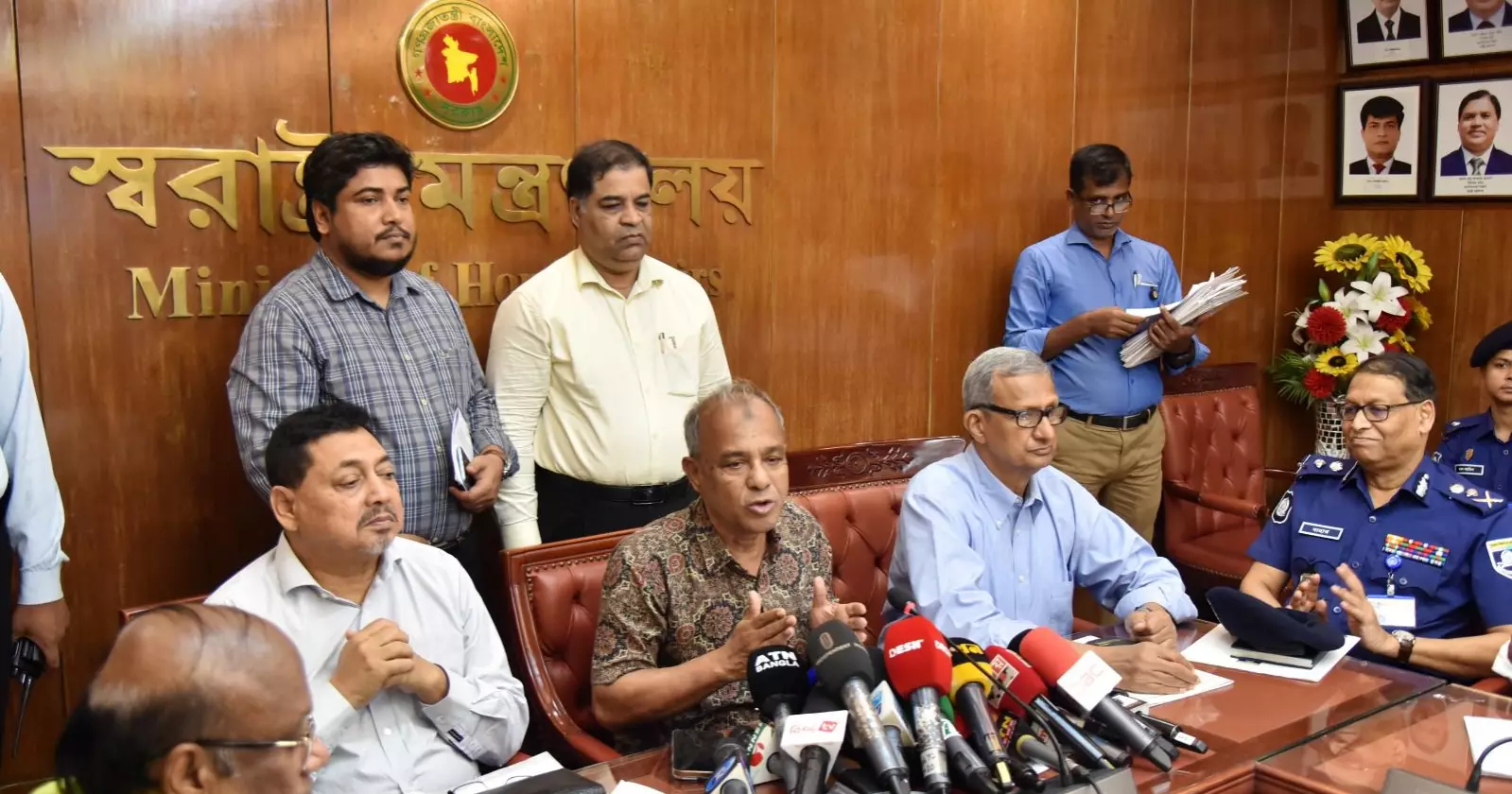 পূজায় মদ-গাঁজার আসর বসানো যাবে না : স্বরাষ্ট্র উপদেষ্টা