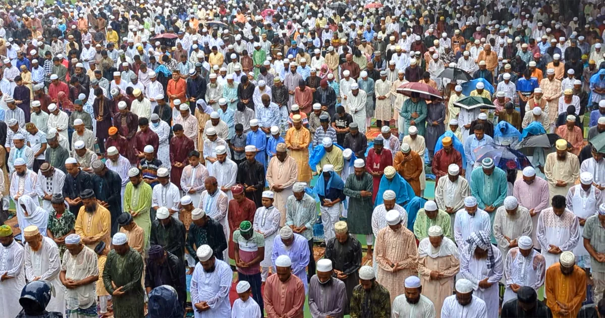 মুষলধারে বৃষ্টির মধ্যেও লাখো মুসল্লির অংশগ্রহণে শোলাকিয়ায় ঈদুল আজহার জামাত অনুষ্ঠিত
