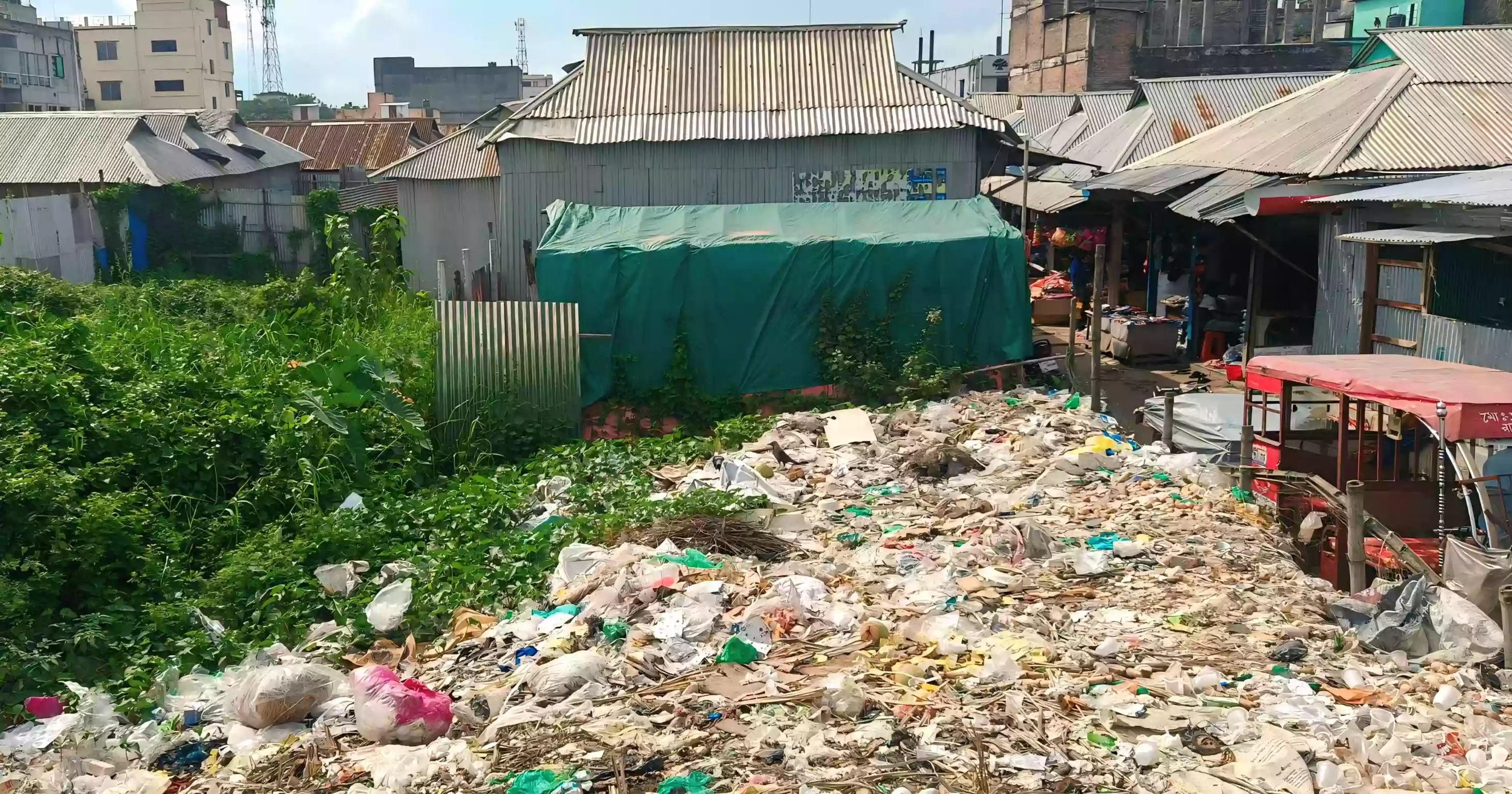 কোম্পানীগঞ্জ বাজারের পাশে ময়লার ভাগাড়, নাকাল পথচারী, ডেঙ্গুর শঙ্কায় স্থানীয়রা