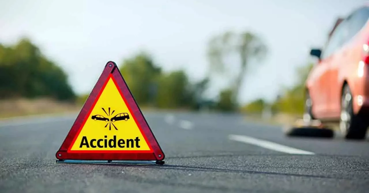 পাবনায় ট্রাক চাপায় স্কুল শিক্ষার্থীসহ নিহত ৩