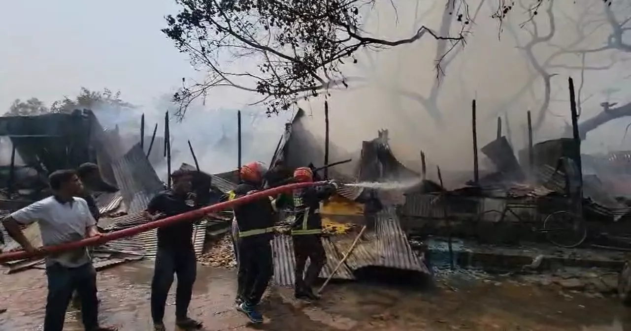 মানিকগঞ্জে বাজারে আগুন, পুড়ে গেছে অন্তত ১৯ দোকান