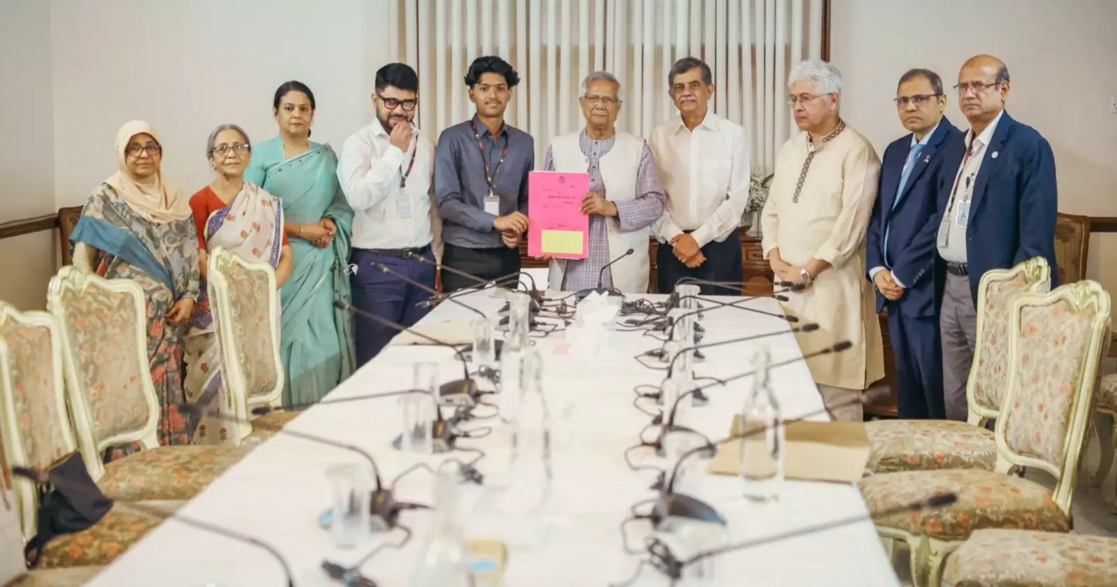 সাগর-রুনির সন্তান মেঘের হাতে পূর্বাচলের প্লটের দলিল হস্তান্তর করলেন প্রধান উপদেষ্টা