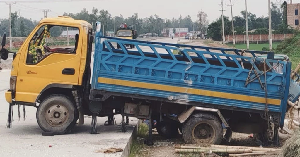 ঢাকা–বগুড়া মহাসড়কে ট্রাক উল্টে গরু ব্যবসায়ী নিহত, আহত ১৫