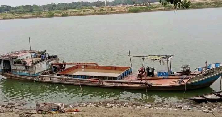 মধুমতি নদী থেকে চুরি করে বালু উত্তোলন, গ্রেপ্তার ৩