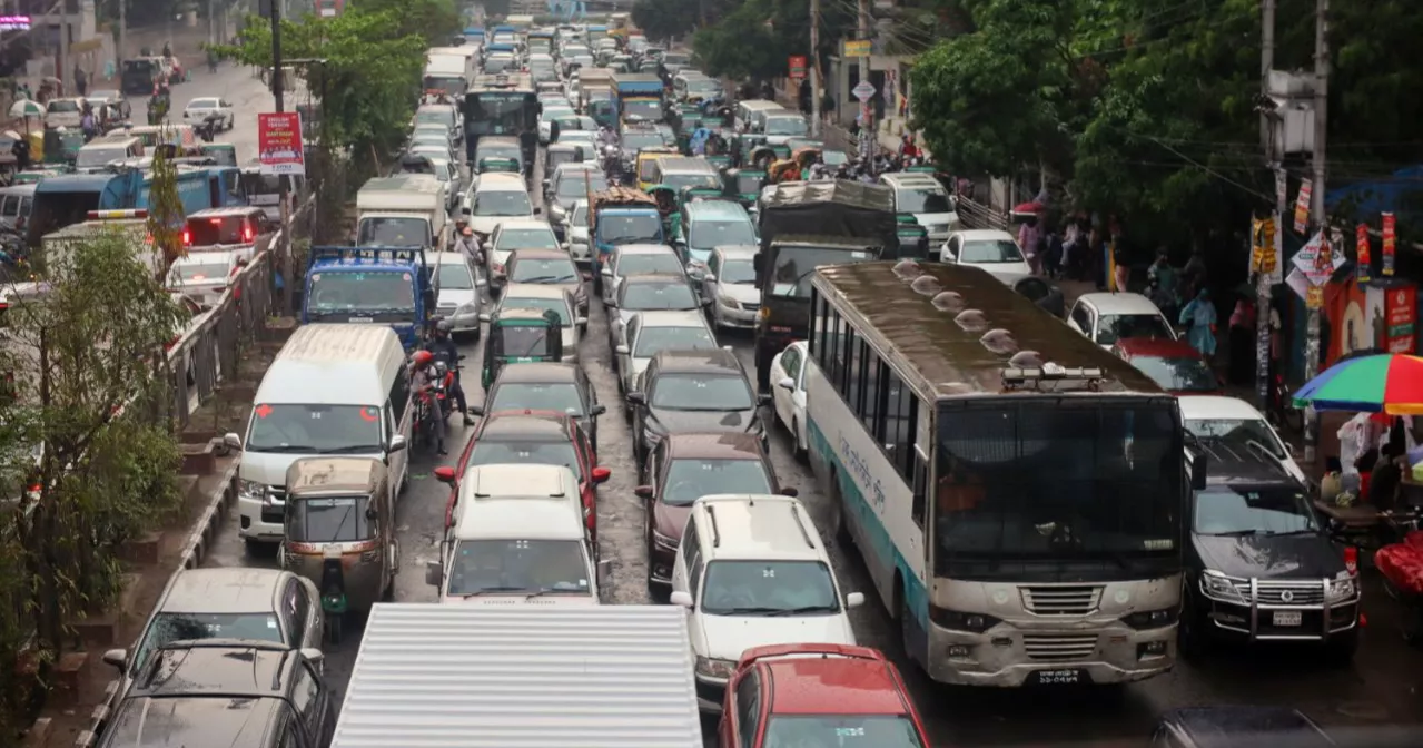 টানা আন্দোলন-বৃষ্টিতে রাজধানীবাসীর ভোগান্তি চরমে