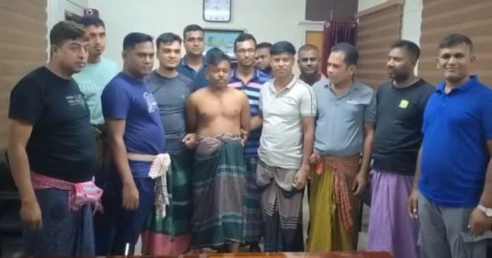 নড়াইলে ছদ্মবেশে পুলিশের অভিযানে আন্তঃজেলা ডাকাত দলের সর্দার গ্রেপ্তার