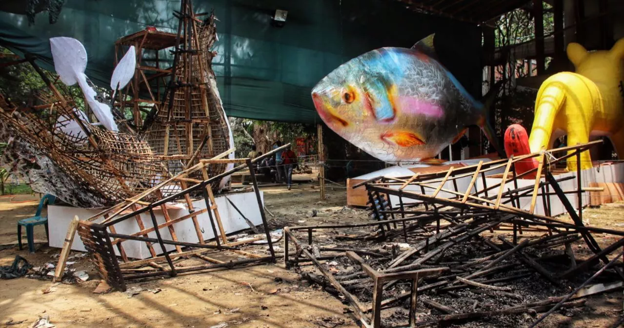 বর্ষবরণ উপলক্ষে ঢাবি চারুকলার তৈরি ফ্যাসিস্ট মুখাবয়বে আগুন