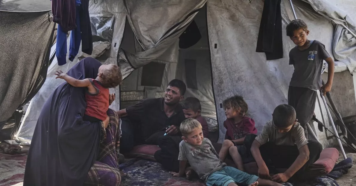 আমরা ধীরে ধীরে মরে যাচ্ছি: ক্ষুধার্ত গাজাবাসীর আর্তনাদ