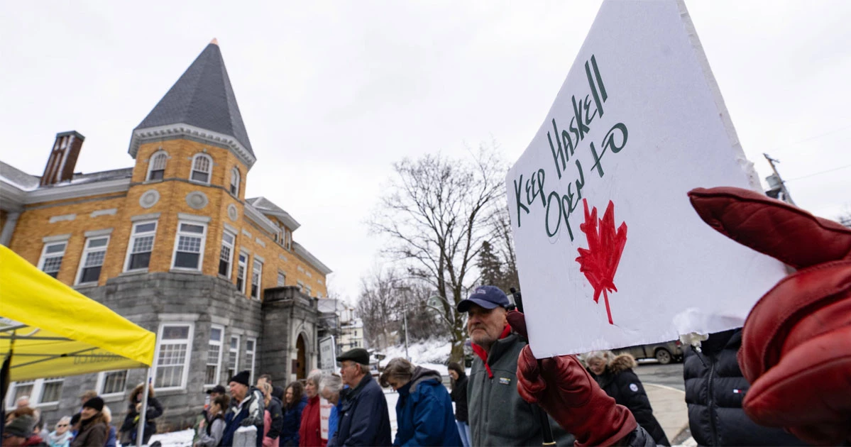 শত বছরের পুরনো লাইব্রেরিতে ‘লক্ষণরেখা’ টানলেন ট্রাম্প