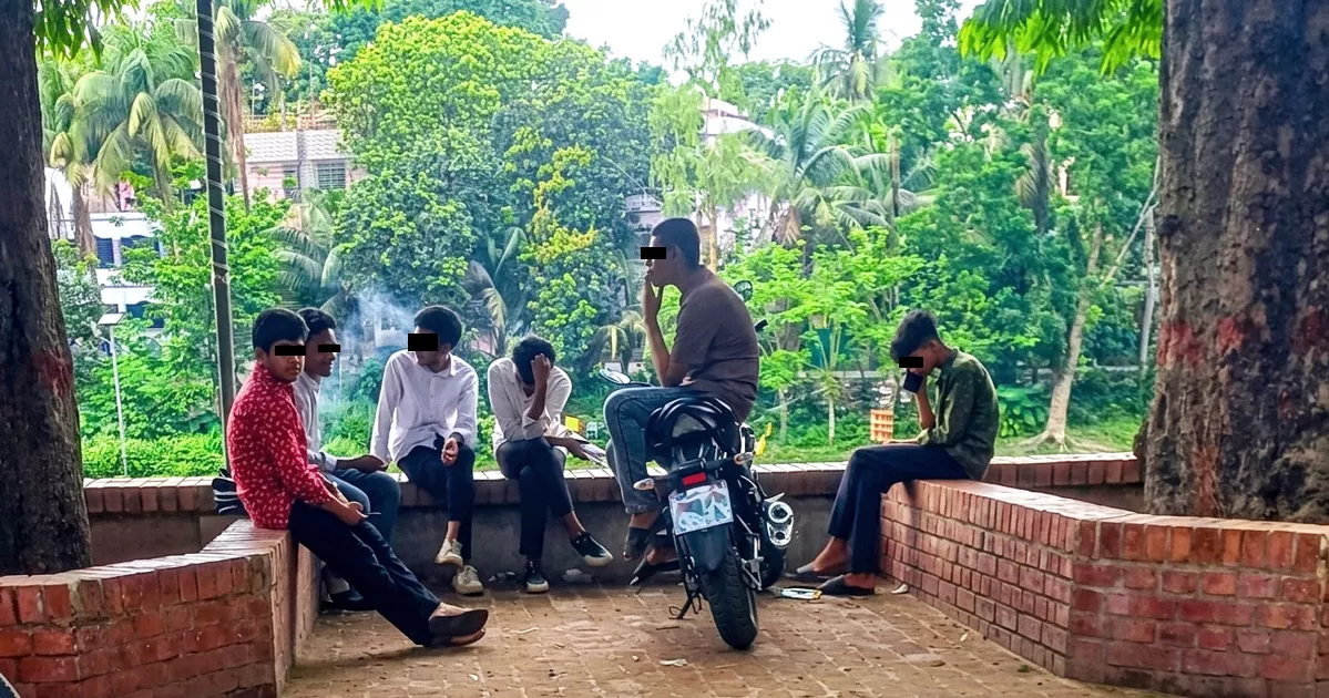 স্মার্টফোন আসক্তি ও সামাজিক অস্থিরতা: ঝিনাইদহে বিপথগামী প্রজন্ম নিয়ে উৎকণ্ঠায় অভিভাবকরা