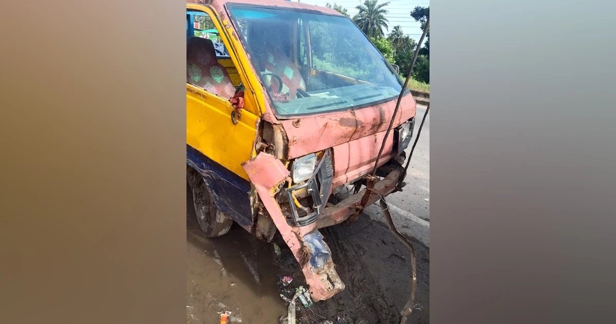 ফেনীতে দাঁড়িয়ে থাকা পিকআপে বাসের ধাক্কা, নিহত ২