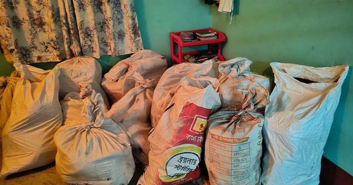 সাবেক ভূমিমন্ত্রীর গাড়িচালকের বাড়ি থেকে ২৩ বস্তা নথি জব্দ