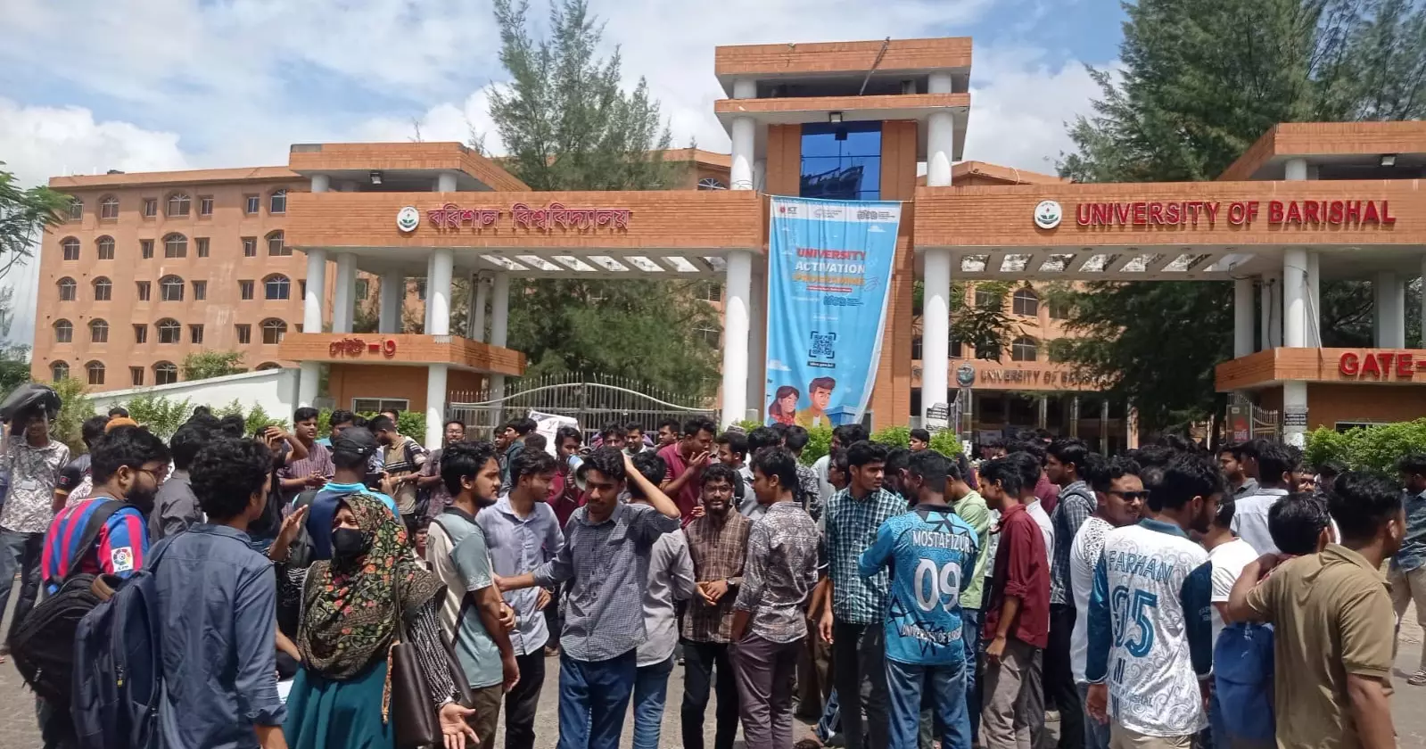 তিন দফা দাবিতে বরিশাল বিশ্ববিদ্যালয় শিক্ষার্থীদের মহাসড়ক অবরোধ