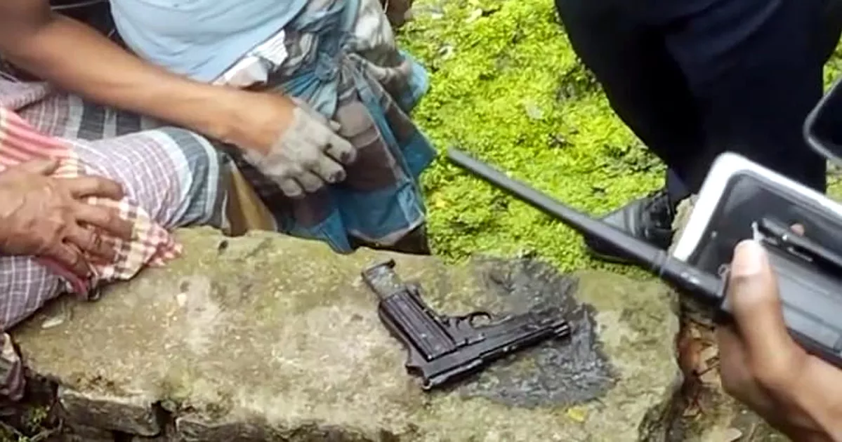 ভোলায় পরিত্যক্ত পুকুর থেকে দুই রাউন্ড গুলিসহ পিস্তল উদ্ধার