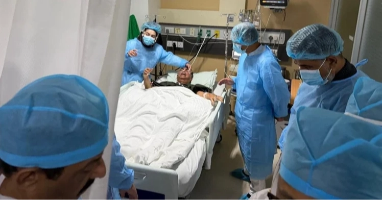 এভারকেয়ার হাসপাতালে মির্জা আব্বাসকে দেখতে গেলেন প্রধানমন্ত্রী